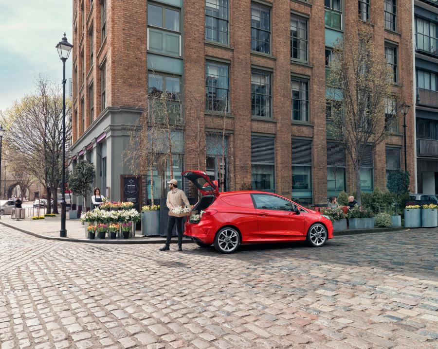  Ford Fiesta Sport Van 2018 года  (UK) (фото 6 из 23)